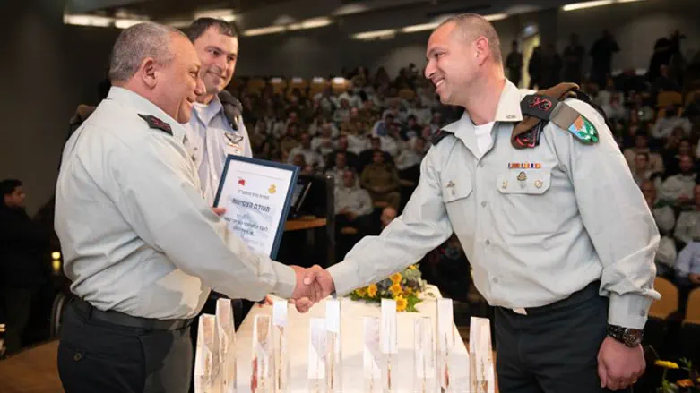 הרמטכ"ל מעניק תעודת הצטיינות