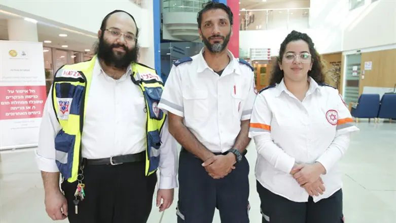 החובשים והפראמדיקית בצאתם מהביקור אצל הרב