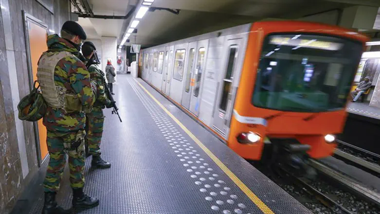 חיילים ברחובות בריסל 