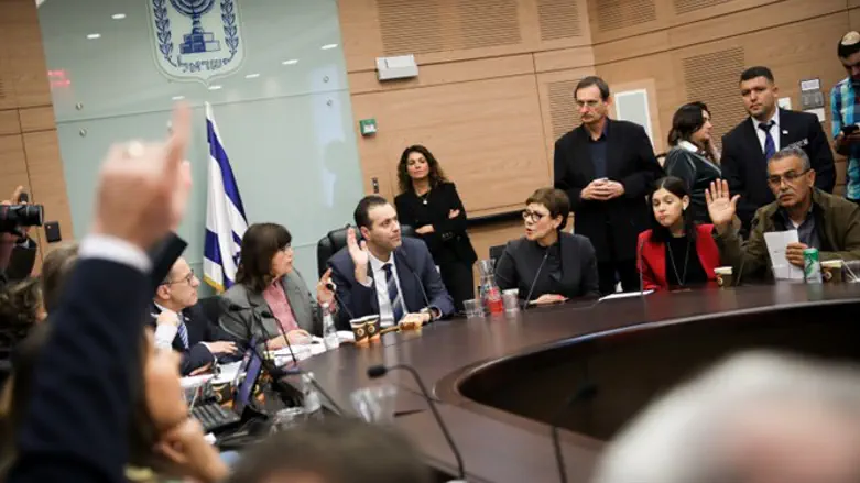 Miki Zohar (center) address Knesset committee hearing on dissolving Knesset