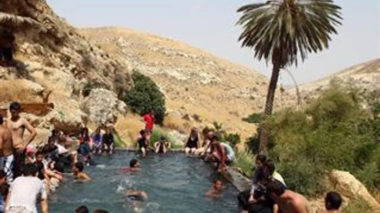 מטיילים בואדי קלט. אילוסטרציה