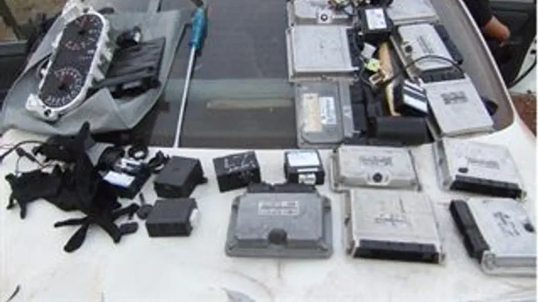 ציוד הפריצה פוס על אחת המכוניות