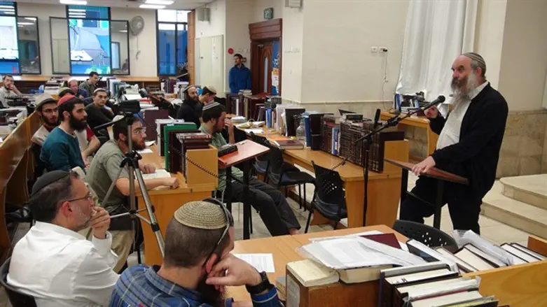 הרב שפירא משוחח עם תלמידים בישיבת רמת גן