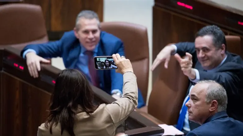 Fun in the Knesset plenum tonight