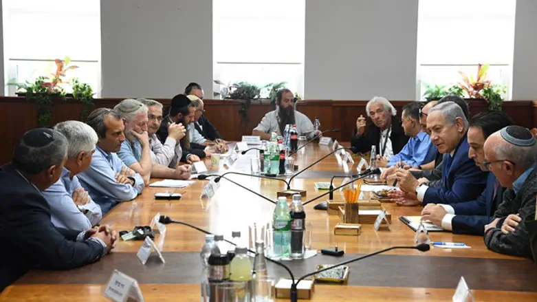 זועמים עליו, אבל ממשיכים לעבוד אצלו. פגישת ראשי המועצות עם נתניהו
