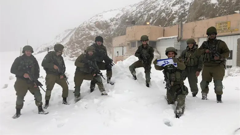 לוחמי גדוד 605 במצפה שלגים בחרמון