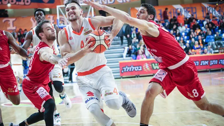 שחקני הגלבוע הערב מנסים לעצור את הכתומים