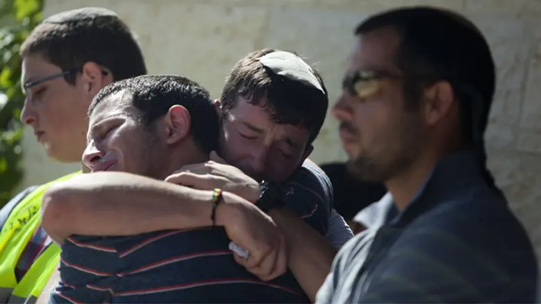 Друзья и родственники Гилада Шаера на похоронах юноши