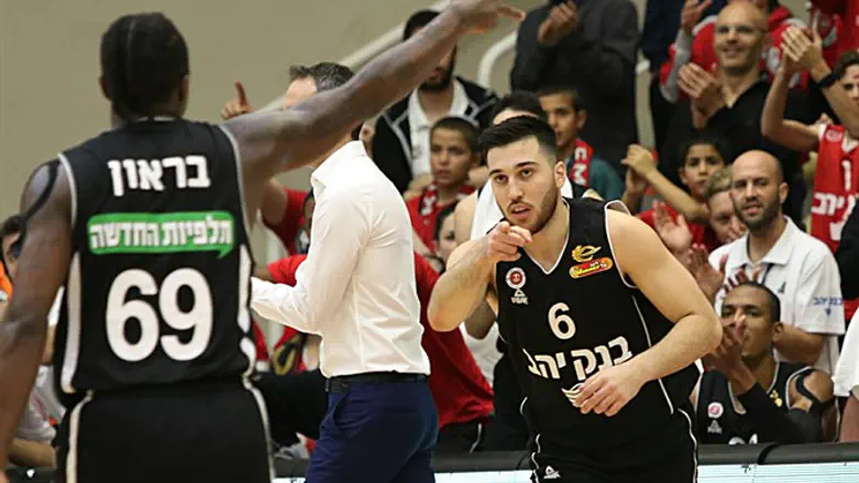 בלאט ובראון. ישמרו על התואר?