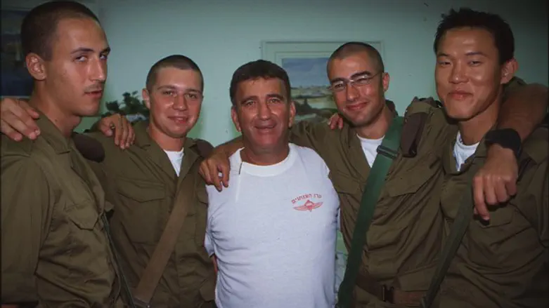 צביקה עם החיילים הבודדים