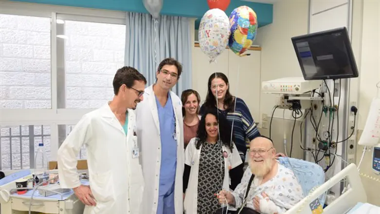צוות הרפואה שהשתיל את הלב עם המטופל