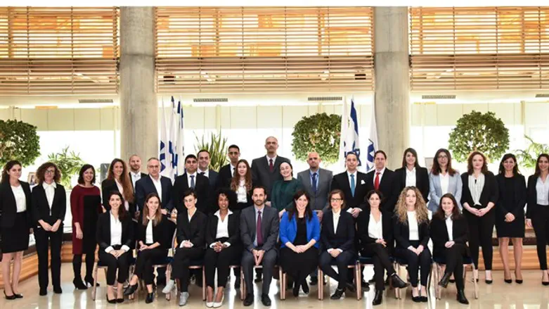 17 נשים ו-6 גברים