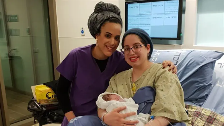 נעה טואיטו עם המיילדת נעם גמליאל