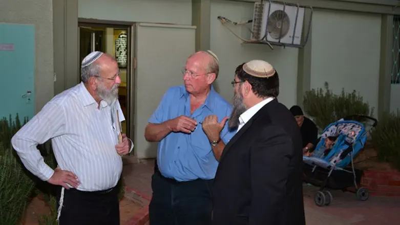 הרב וישליצקי, הרב שנוולד וראש עירית אופקים לשעבר צביקה גרינגולד