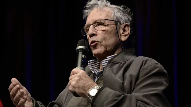 אוהב אותו בלי להתנצל. עוז