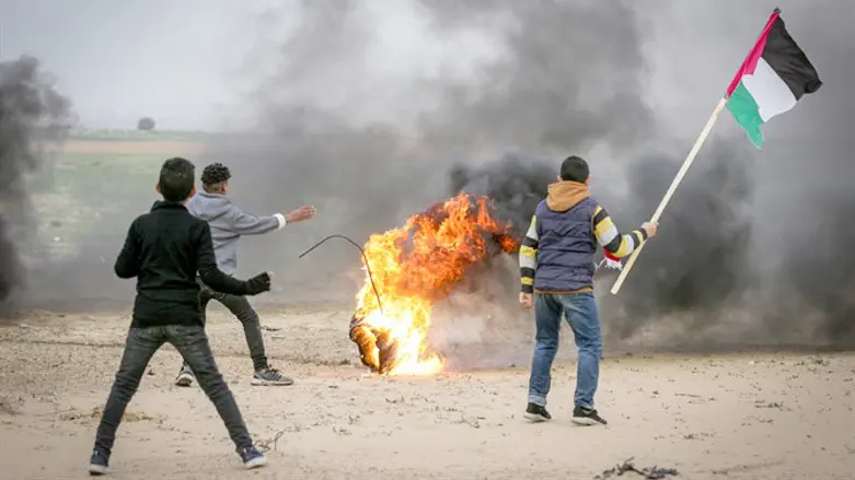 יודעים שבתקופת בחירות אין פנאי למבצעים, ומנצלים את זה. הפגנות ליד הגדר