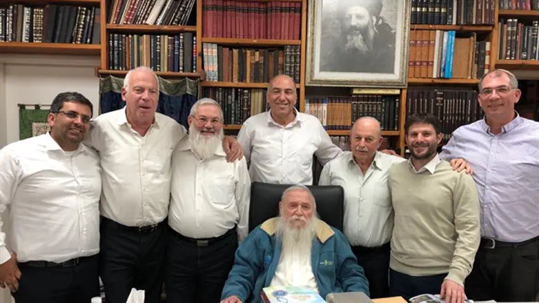 אנשי השטח נשארים בבית היהודי. ראשי המפלגה