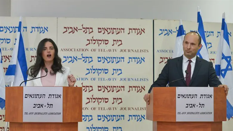 היא יותר פופולרית אבל התעוזה הפוליטית שייכת לו. בנט ושקד במסיבת העיתונאים