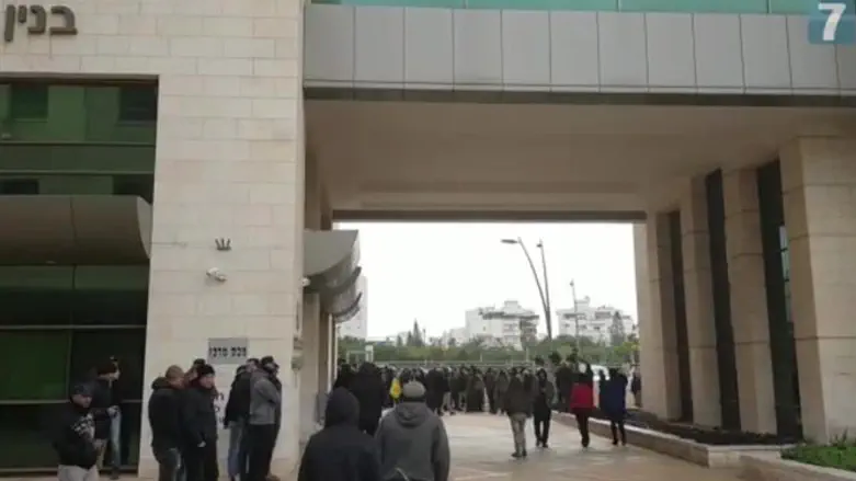 Массовый протест против ареста юных поселенцев