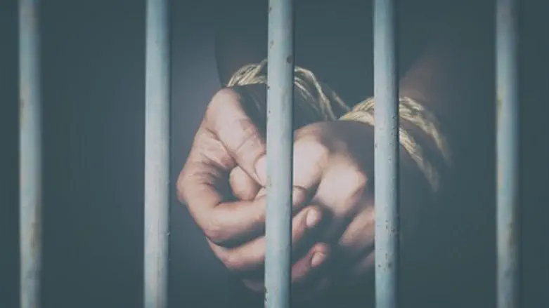 מאחורי סורגים