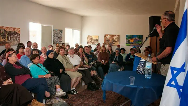 Arens addresses Women in Green event