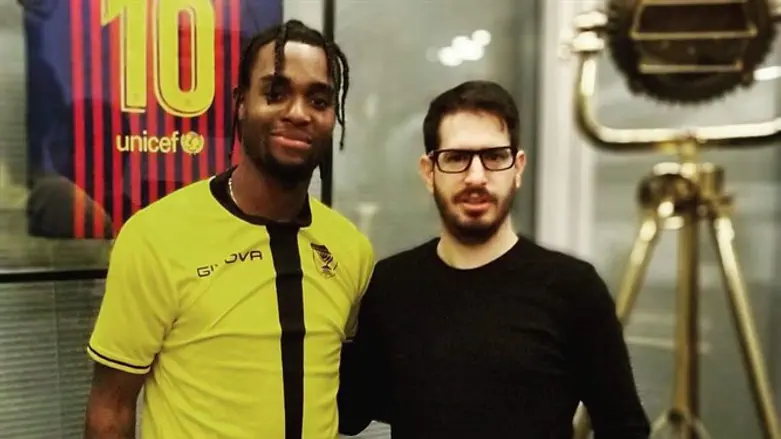 פלומיין וחוגג במעמד החתימה היום