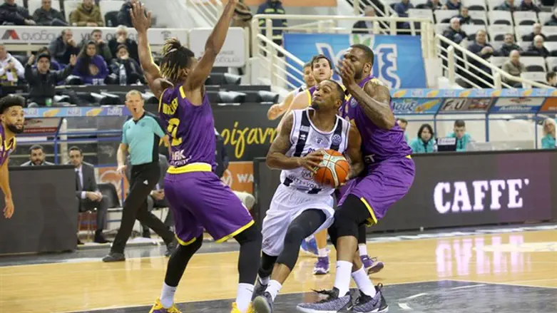 שחקני חולון מנסים לעצור הערב את היוונים