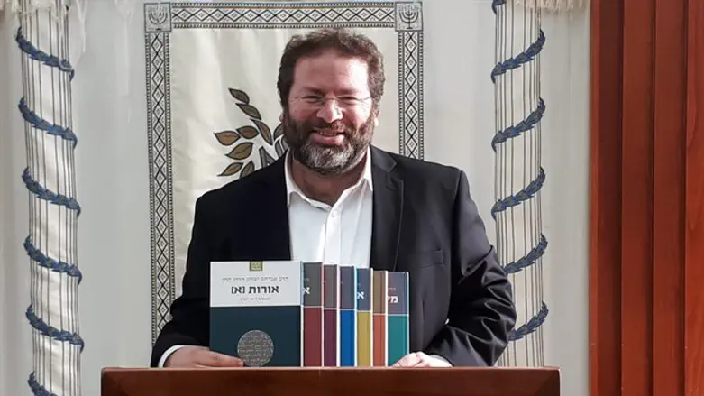 הרב לונדין עם הספרים החדשים