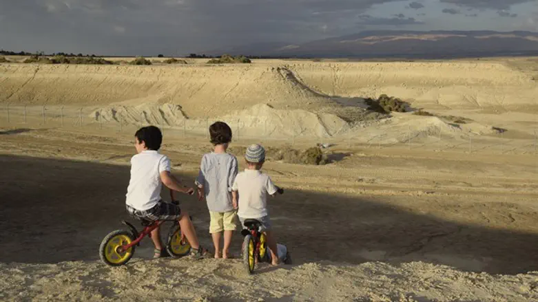 "הקיום המשותף שלנו תלוי בהבנה שאנחנו רוצים שיהיה לנו טוב ביחד". ילדי קדם ערבה