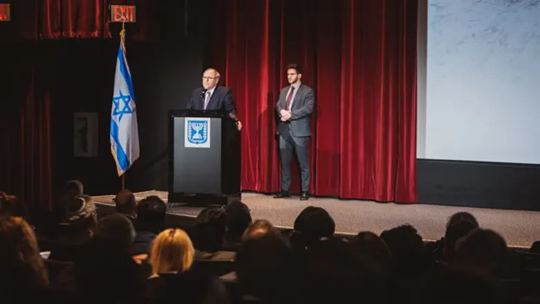 הקונסול דני דיין נואם בטקס יום השואה הבינלאומי