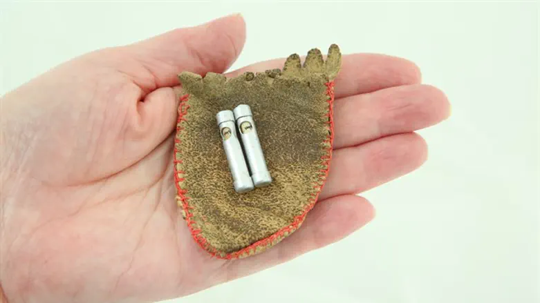 המזוזות שחולקו לעשרות בני הקהילה