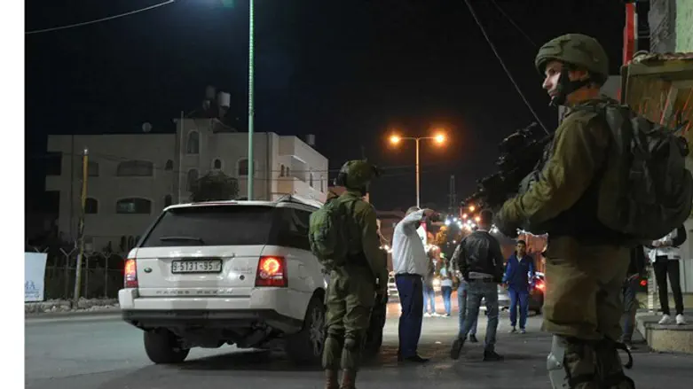 soldiers and civilians in Hebron (archive)