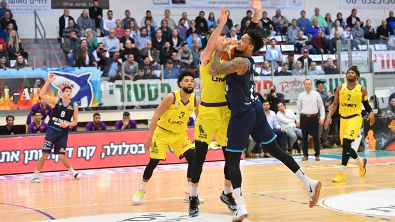 שחקני חולון ואילת הערב במאבק על הכדור