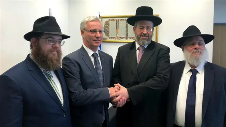 הפגישה בלשכת הרב לאו, היום