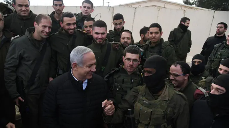 Netanyahu with IDF soldiers (archive)