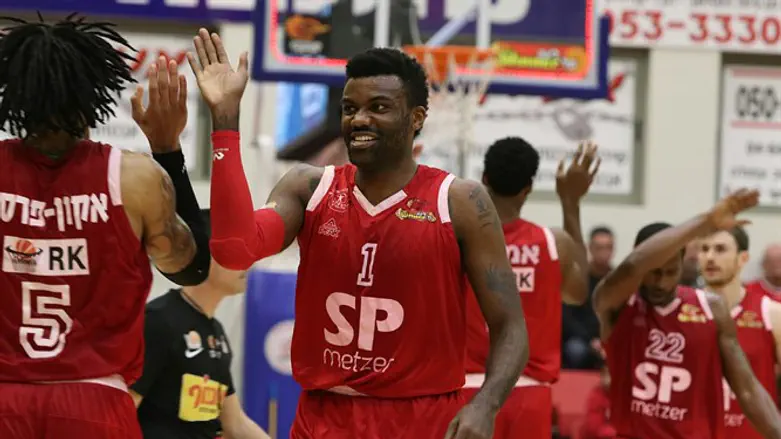 שחקני הפועל ת"א חוגגים בסיום הערב