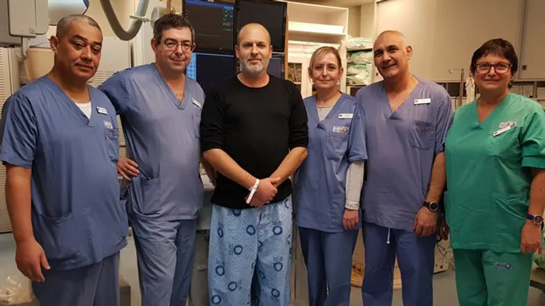 יאיר עם הצוות שטיפל בו וביצע את הצנתור