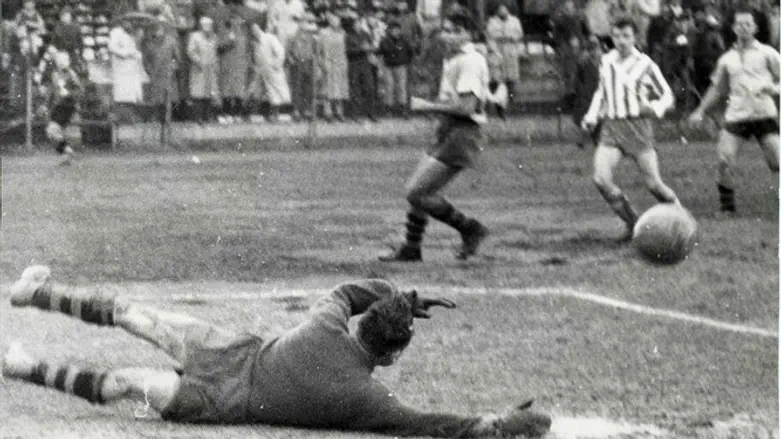 בנדורי בימיו בשערה של מכבי ת"א