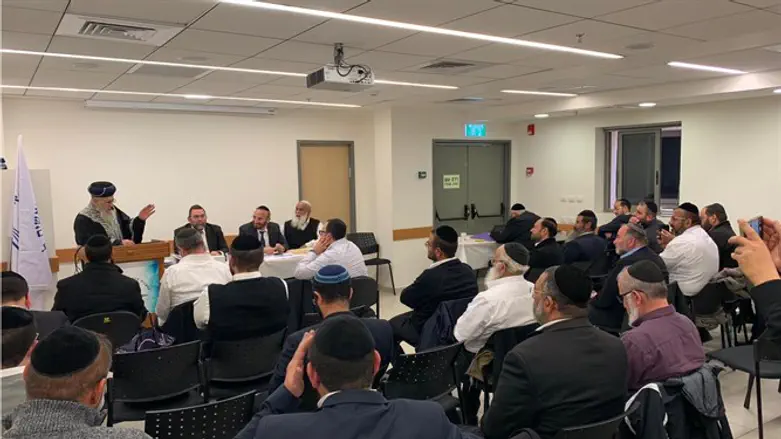 הרב יוסף בשיחה עם מפקחי הכשרות