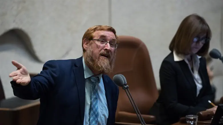 אפילו מרב אני-נגד-מוסד-הנישואין מיכאלי בירכה אותו. יהודה גליק מודיע על אירוסיו