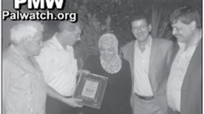 מקבלת את אות ההוקרה