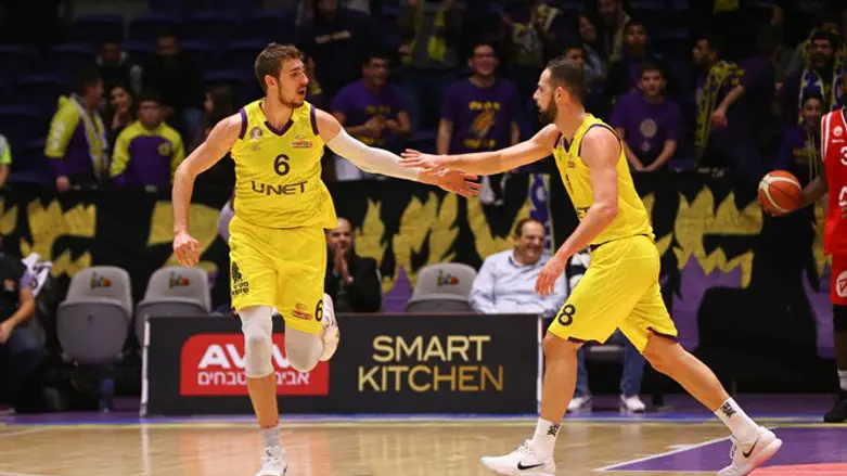 שחקני חולון הערב חוגגים עוד מהפך ביתי