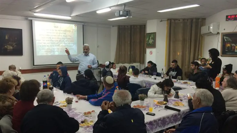 התלמידים יחד עם הקשישים