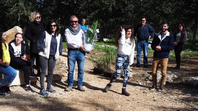 מחוברים לשורשים