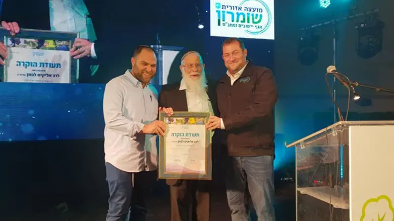 Rabbi Levanon receives appreciation certificate