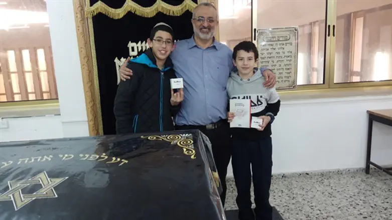 נטע נאור ונווה רוט עם הרב מנצורה