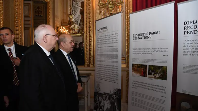 Rivlin at exhibition
