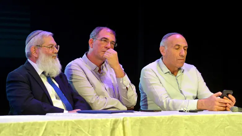 רוצה כבר להציג רשימה. ניר אורבך (במרכז) עם אלי בן דהן ומוטי יוגב