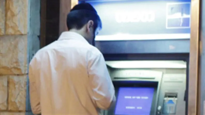 Возле банкомата. Иллюстрация