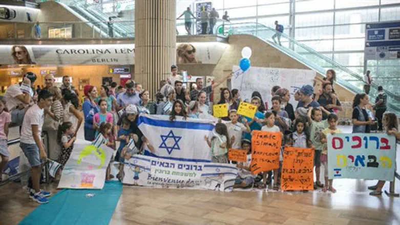 French Olim at Ben Gurion Airpot